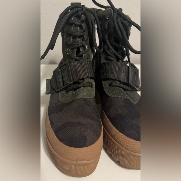 Steve Madden women’s Stylish Camouflage combat Boots - Picture 4 of 8
